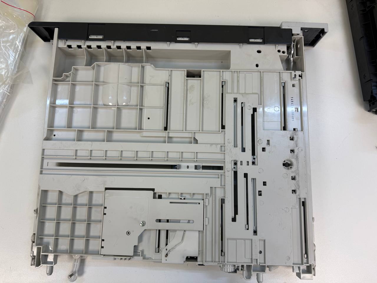 Оригинальный лоток для листовой бумаги HP  250 для HP LaserJet M750, M775, CP5225, 5525 — миниатюра 2